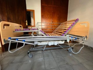 Cama Geriátrica Articulada con Carro Elevador