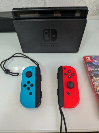 Nintendo Switch + Mario Kart 8 Deluxe