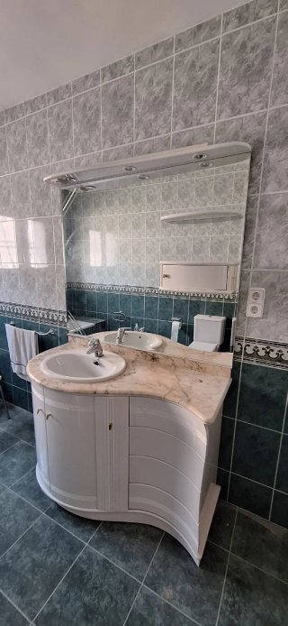 Lavabo completo de cerámico y mármol.