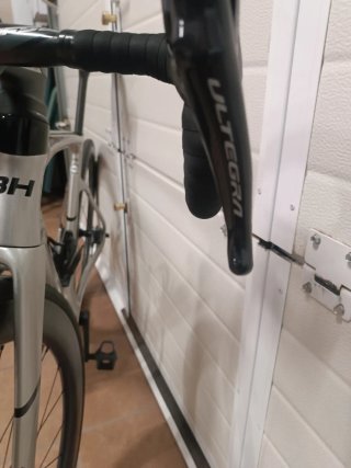 Bicicleta de carretera BH gris