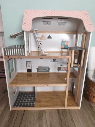 Piccola casa di legno per bambole