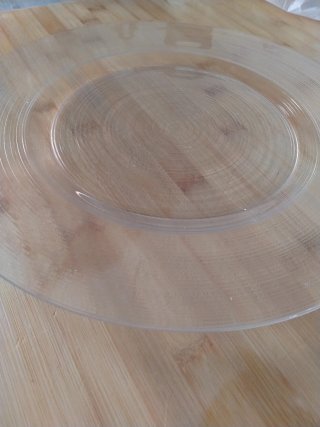 Plato de cristal transparente