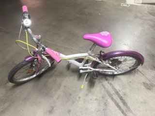 Bicicleta infantil 20' Btwin morada y blanca.