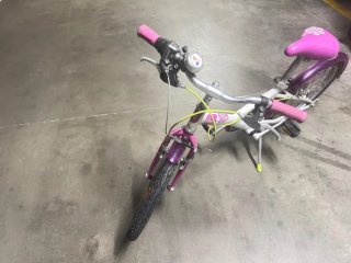 Bicicleta infantil 20' Btwin morada y blanca.