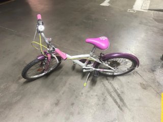 Bicicleta infantil 20' Btwin morada y blanca.