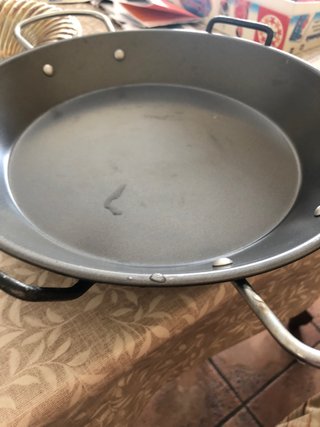 Paellera metálica gris
