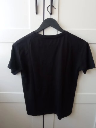Camiseta Stradivarius negra con pedrería.