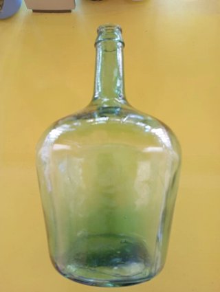 Ánfora de vidrio verde