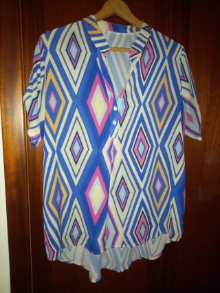 Blusa de mujer con estampado geométrico