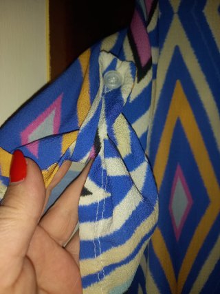 Blusa de mujer con estampado geométrico