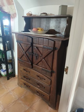 Mueble cajonera-alacena de madera estilo rústico