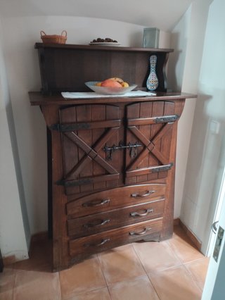 Mueble cajonera-alacena de madera estilo rústico