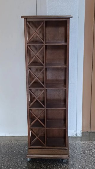 Estantería giratoria de madera con ruedas