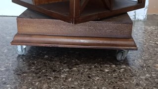Estantería giratoria de madera con ruedas