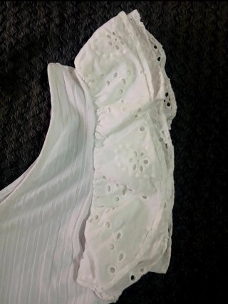 Body blanco con mangas abullonadas