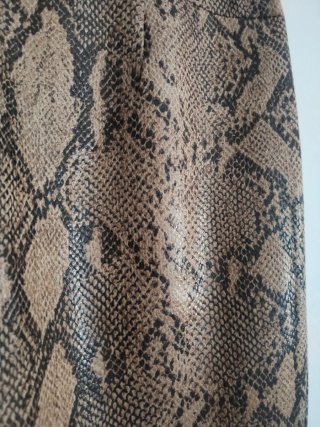 Pantalón pitillo Zara estampado serpiente