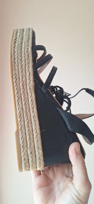 Sandalias cuña piel negra esparto