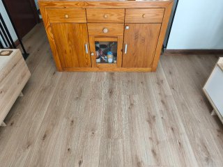 Cómoda de madera con puertas de cristal