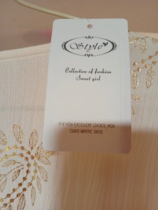 Vestido blanco con bordado dorado