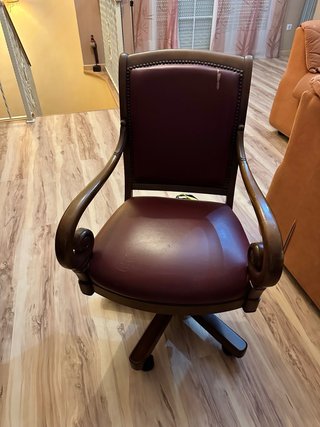 Escritorio de madera con detalles en cuero +sillon