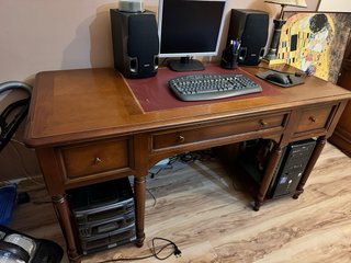 Escritorio de madera con detalles en cuero +sillon