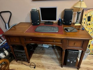 Escritorio de madera con detalles en cuero +sillon