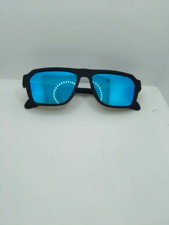 Gafas de sol negras con lentes azules polarizadas