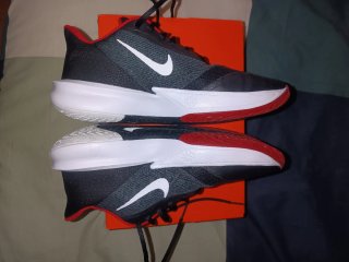Zapatillas Nike Negras y Rojas