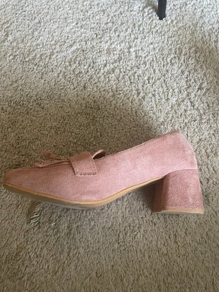 Zapatos planos rosa ante con flecos y hebilla