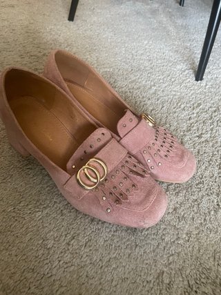 Zapatos planos rosa ante con flecos y hebilla