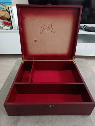 Caja joyero de madera con interior de terciopelo