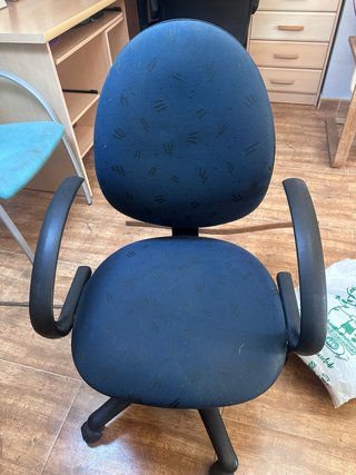 Silla de oficina azul y negra