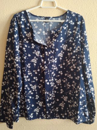 Blusa SHEIN floral azul y blanco