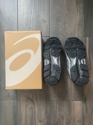 Zapatillas Asic grises y plateadas