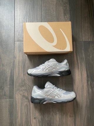 Zapatillas Asic grises y plateadas