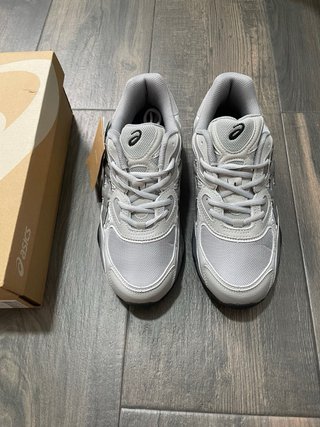 Zapatillas Asic grises y plateadas