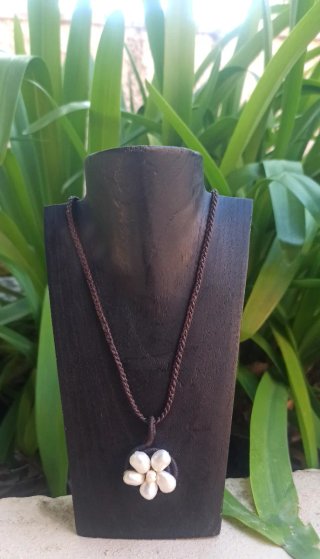 Collar con colgante de perlas
