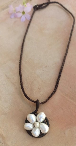 Collar con colgante de perlas