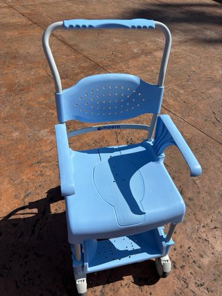 Silla ducha/WC Moen con ruedas y orinal