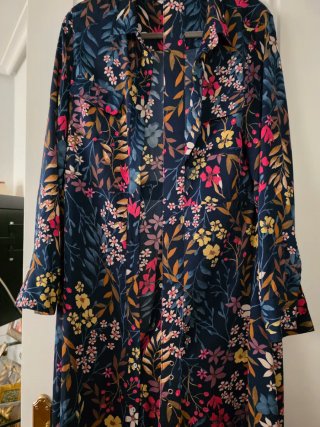Vestido azul con estampado floral