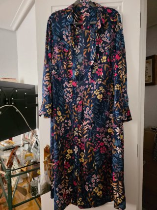 Vestido azul con estampado floral