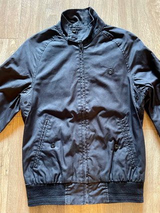 Chaqueta Harrington Fred Perry Negra, semi nueva