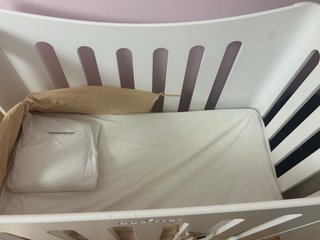 Cuna bebé blanca con ruedas