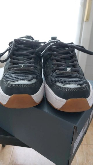 Zapatillas DC Shoes grises y marrones