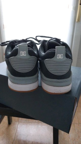 Zapatillas DC Shoes grises y marrones