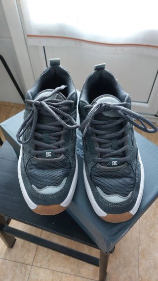 Zapatillas DC Shoes grises y marrones