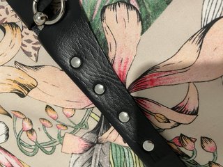 Gargantilla con anilla y tachuelas