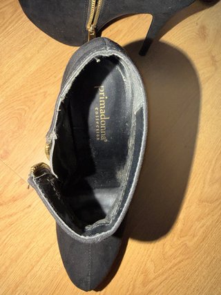 Botines negros con cremallera dorada