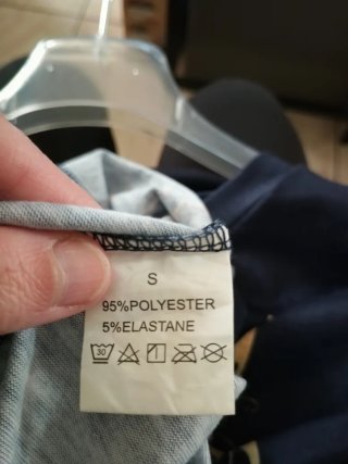 Maglietta blu con farfalle dorate