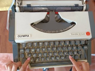 Máquina de escribir Olympia Traveller de Luxe